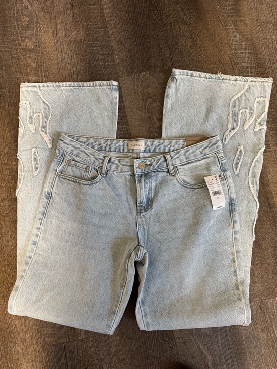 PacSun Denim - PACSUN Jade Low Rise Bootcut Jeans Flames Light Indigo

Size 27 x 32 inseam